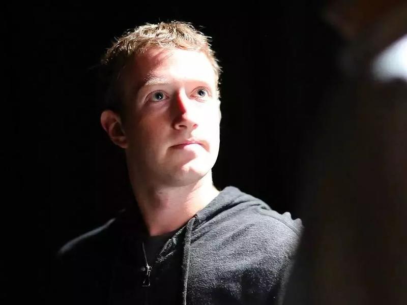 Facebook“帝国”的扎克伯格“大帝”：给互联网世界发“身份证”的男人